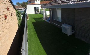 artificial-grass-down-side-of-house